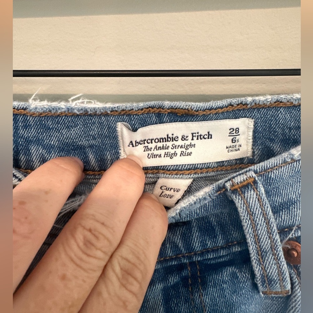 Abercrombie & Fitch size 6 short distressed ankle straight ultra high rise - Picture 5 of 5